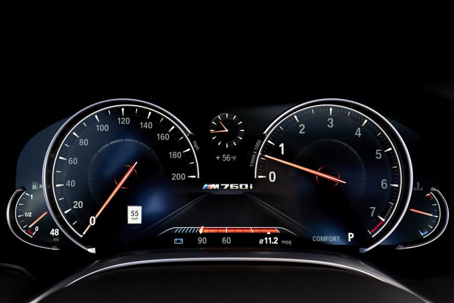 Панель приборов BMW M760i xDrive 2017 года  (NA) (фото 91 из 154)